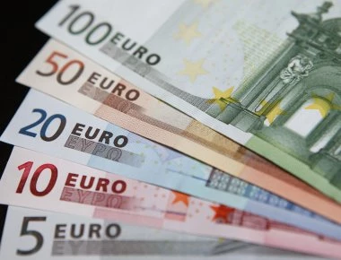 Πτώση του ευρώ έναντι του δολαρίου για πέμπτη συνεχόμενη εβδομάδα